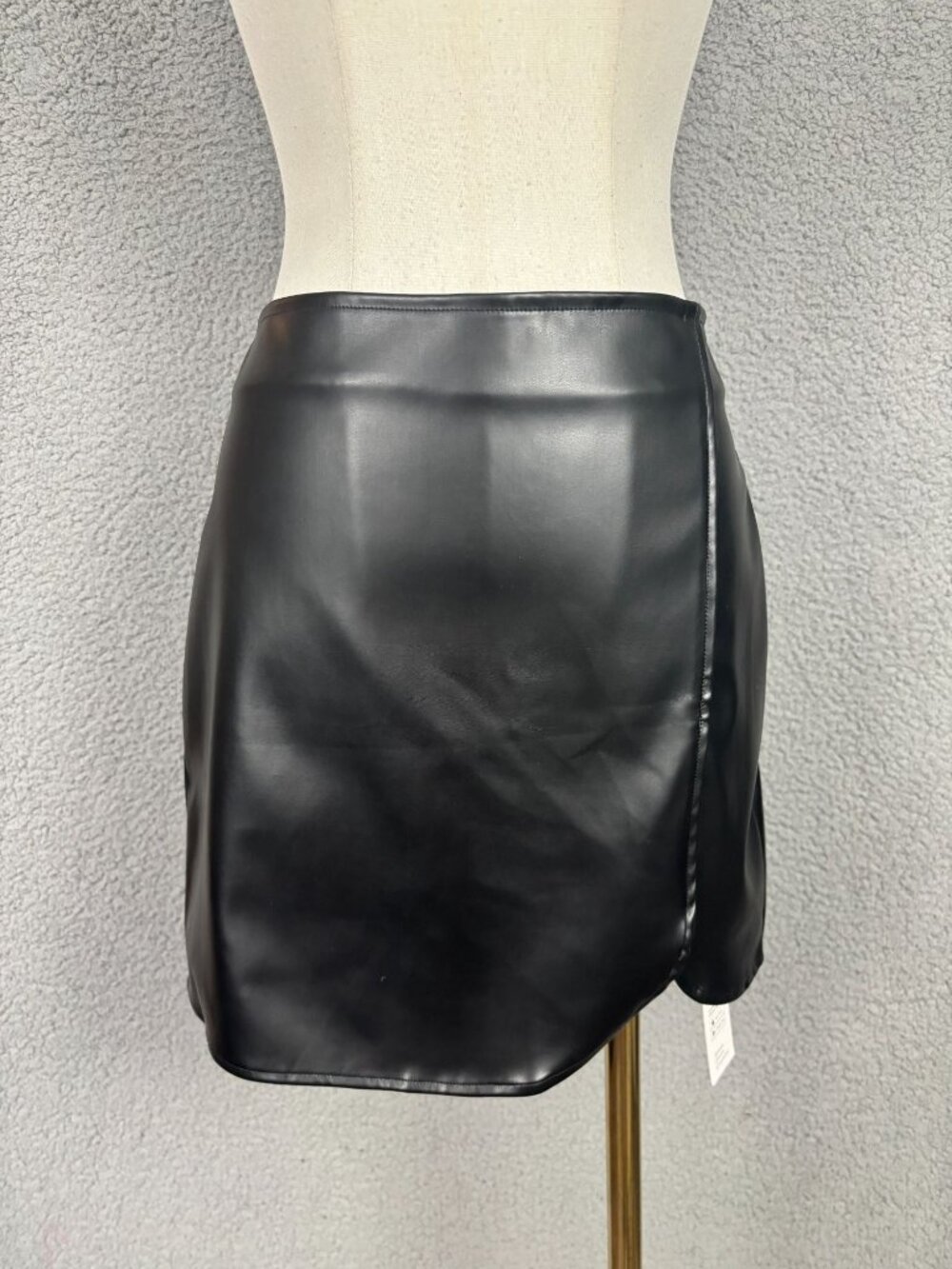 Cupshe Women's Black Faux Leather Mini Skirt With Notched Hem Size Small NWT's.